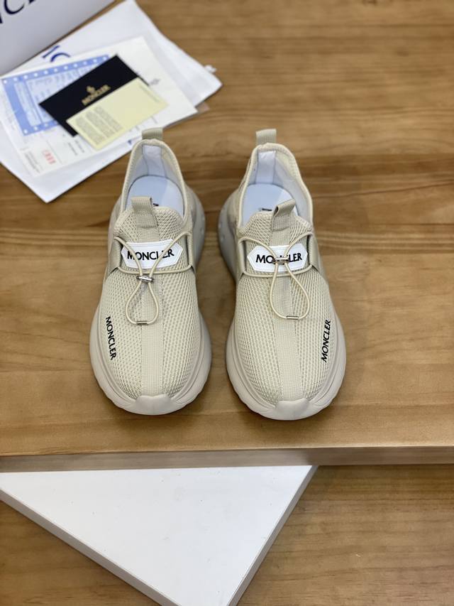 售 价: 商品商标：Moncler 蒙口 低帮运动鞋 正码码数: 39-44 可订做38.45 商品材料：鞋面进口透气飞织 专业滴胶工艺，透气内里，超轻发泡大底